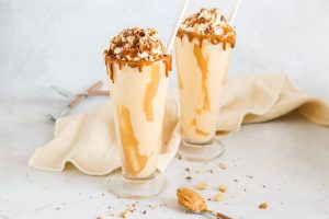 «طرز تهیه میلک‌شیک بادام‌زمینی؛ راز خوشمزه‌های حرفه‌ای‌ها»